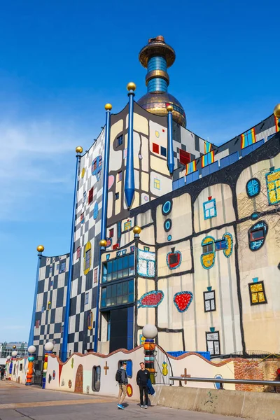 Wien, Österrike - 15 oktober, 2016: Förbränningsanläggning i Wien, byggd av den berömda österrikiska arkitekten Friedensreich Hundertwasser — Stockfoto