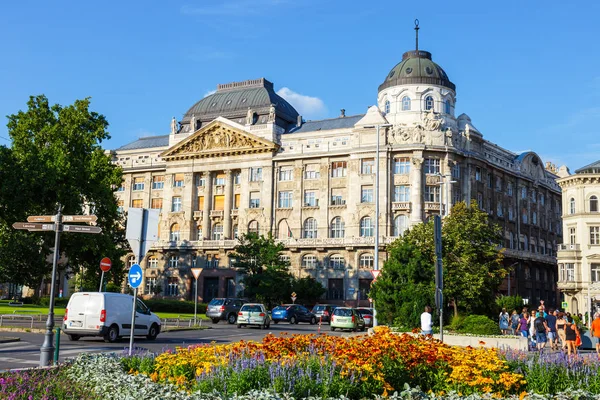 BUDAPEST, HUNGRÍA - 23 JULIO 2014: Vista sobre el centro de Budapest en Hungría en un día soleado. Budapest es la capital y la ciudad más grande de Hungría — Foto de Stock