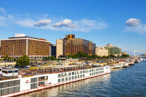 Budapest, Ungern - 23 juli 2014: Visa på centrum av Budapest i Ungern i solig dag. Budapest är huvudstaden och den största staden i Ungern — Stockfoto