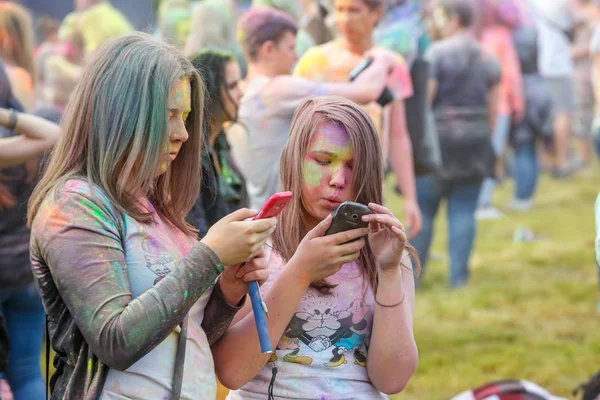 Cracovia, Polonia, 11 de junio de 2016: Festival de Colores en Cracovia. Personas no identificadas bailando y celebrando durante el lanzamiento de color, Polonia — Foto de Stock