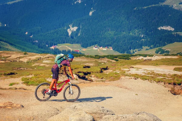 Bucegi Mountains, Rumunsko 09 červenec 2015: Neznámý cyklista stoupá na kopec v pohoří Bucegi v Rumunsku — Stock fotografie