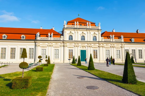 Vídeň, Rakousko - 15. října 2016: Palác Belvedere a zahrady ve Vídni. Rakousko. — Stock fotografie