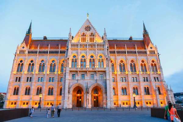 БУДАПЕСТ, ХУНГАРИЯ - 23 июля 2014 года: Ночной вид на здание парламента Венгрии в Будапеште, Венгрия . — стоковое фото