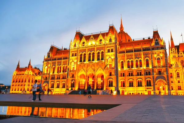 Budapest, Magyarország - 2014. július 23.: Éjszakai kilátás az Országház, Budapest, Magyarország. — Stock Fotó