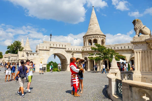 BUDAPEST, HUNGRIA - 24 de julho de 2014: Turistas na Praça da Trindade perto do Bastião dos Pescadores em Budapeste, Hungria — Fotografia de Stock