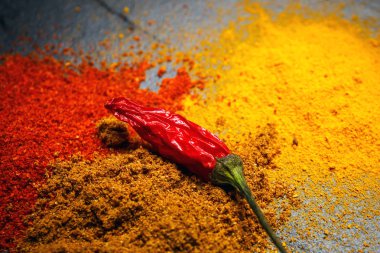 bir kara tahta üzerinde dağınık toz baharat