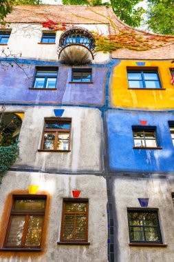 Vienna, Avusturya - 14 Ekim 2016: Huntdertwarsser cephe Viyana evde. Hundertwasser Evi Viyana'nın en çok ziyaret edilen binalardan biridir ve Avusturya'nın kültürel mirasın bir parçası haline gelmiştir