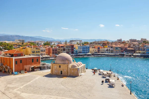 Uitzicht op de oude haven van Chania, op Kreta, Griekenland — Stockfoto