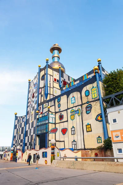 Wien, Österrike - 15 oktober, 2016: Förbränningsanläggning i Wien, byggd av den berömda österrikiska arkitekten Friedensreich Hundertwasser — Stockfoto