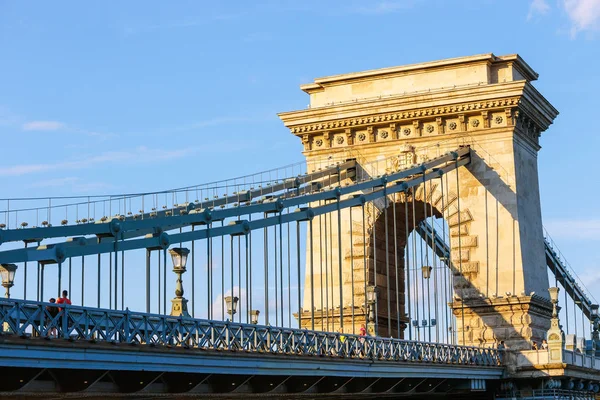 Хангари, БУДАПЕСТ - 23 июля 2014 года: Цепной мост - подвесной мост, проходящий через реку Дунай между Будой и Пештом 23 июля 2014 года в Будапеште . — стоковое фото