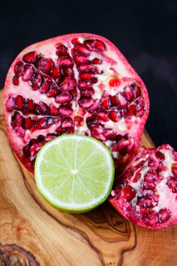 ahşap zemin üzerine yeşil limon ve nar meyve