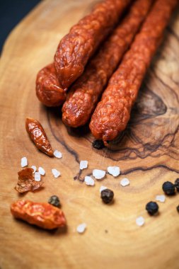 Ahşap arka plan üzerinde taze ince sosis closeup