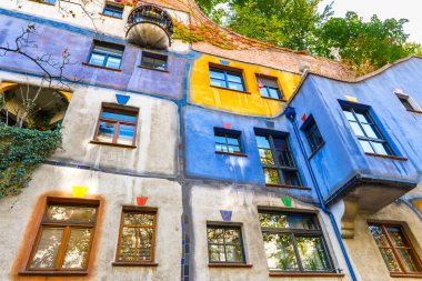 Vienna, Avusturya - 14 Ekim 2016: Huntdertwarsser cephe Viyana evde. Hundertwasser Evi Viyana'nın en çok ziyaret edilen binalardan biridir ve Avusturya'nın kültürel mirasın bir parçası haline gelmiştir