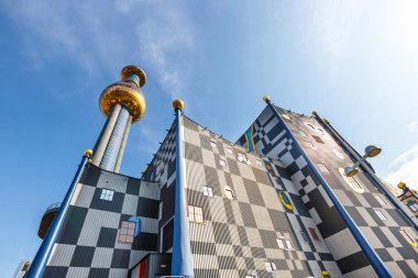 Vienna, Avusturya - 15 Ekim 2016: Ölü yakma tesisi Viyana'da ünlü Avusturyalı mimar Friedensreich Hundertwasser tarafından inşa