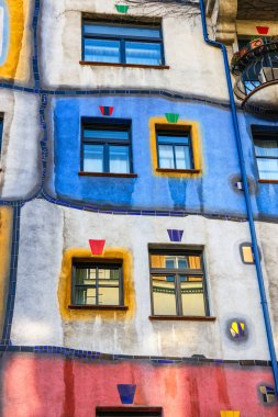 Vienna, Avusturya - 14 Ekim 2016: Huntdertwarsser cephe Viyana evde. Hundertwasser Evi Viyana'nın en çok ziyaret edilen binalardan biridir ve Avusturya'nın kültürel mirasın bir parçası haline gelmiştir