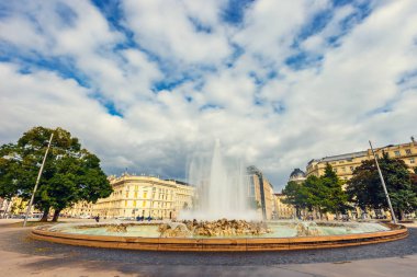 Viyana, Avusturya, 13 Ekim 2016: Dünya Savaşı çeşme Schwarzenbergplatz Viyana'da üzerinde. Avusturya