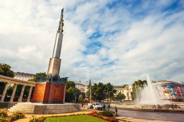 Viyana, Avusturya, 13 Ekim 2016: Savaş Anıtı - kahramanlar Anıtı Kızıl Ordu üzerinde Schwarzenbergplatz Viyana, Avusturya. Kızıl Ordu asker anıtla 1945 yılında örtüsünü açmak
