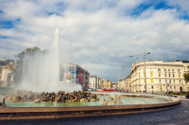 Viyana, Avusturya, 13 Ekim 2016: Dünya Savaşı çeşme Schwarzenbergplatz Viyana'da üzerinde. Avusturya