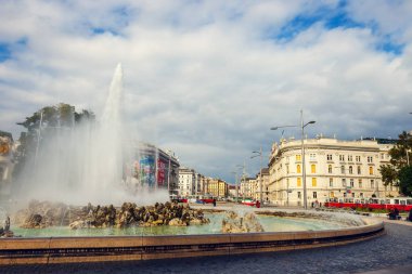 Viyana, Avusturya, 13 Ekim 2016: Dünya Savaşı çeşme Schwarzenbergplatz Viyana'da üzerinde. Avusturya