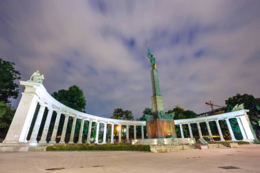 Savaş Anıtı - kahramanlar Anıtı, Kızıl Ordu üzerinde Schwarzenbergplatz Viyana, Avusturya Viyana, Avusturya, 13 Ekim'de 2016:Night görünümü. Kızıl Ordu asker anıtla 1945 yılında örtüsünü açmak