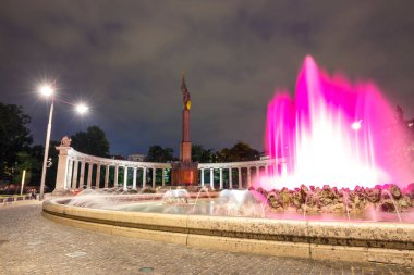Viyana, Avusturya, 13 Ekim 2016: Gece görünümü Dünya Savaşı çeşme ve Kahramanlar anıtı Kızıl Ordu Schwarzenbergplatz. Kızıl Ordu asker anıtla 1945, Viyana açıldı. Avusturya