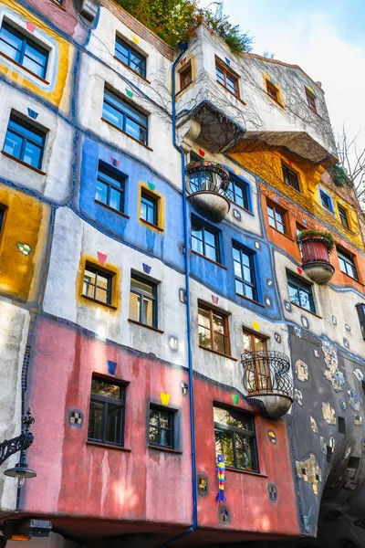 VIENA, AUSTRIA - 14 de octubre de 2016: Fachada de la casa Huntdertwarsser en Viena. La Casa Hundertwasser es uno de los edificios más visitados de Viena y se ha convertido en parte del patrimonio cultural de Austria. — Foto de Stock