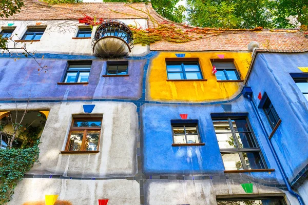 VIENA, AUSTRIA - 14 de octubre de 2016: Fachada de la casa Huntdertwarsser en Viena. La Casa Hundertwasser es uno de los edificios más visitados de Viena y se ha convertido en parte del patrimonio cultural de Austria. — Foto de Stock