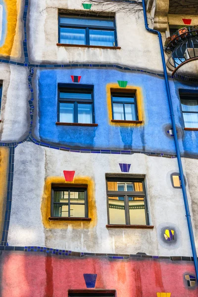 Wien, Österrike - 14 oktober 2016: Fasad av Huntdertwarsser hus i Wien. Den Hundertwasser House är ett av Wiens mest besökta byggnader och har blivit en del av Österrikes kulturarv — Stockfoto