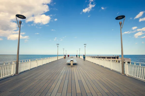Kolobrzeg, Polonya - 07 Nisan 2016: Kolobrzeg yeni bir ahşap iskele üzerinde yürüyen insanlar. Kolobrzeg Polonya popüler bir turistik yer