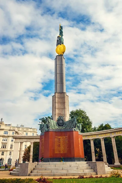 Viena, Áustria, 13 de outubro de 2016: War Memorial - Monumento aos Heróis do Exército Vermelho em Schwarzenbergplatz, Viena, Áustria. Memorial com Soldado do Exército Vermelho foi revelado em 1945 — Fotografia de Stock