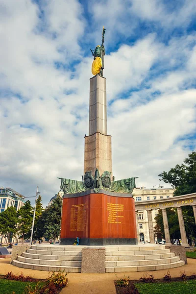 Viena, Áustria, 13 de outubro de 2016: War Memorial - Monumento aos Heróis do Exército Vermelho em Schwarzenbergplatz, Viena, Áustria. Memorial com Soldado do Exército Vermelho foi revelado em 1945 — Fotografia de Stock