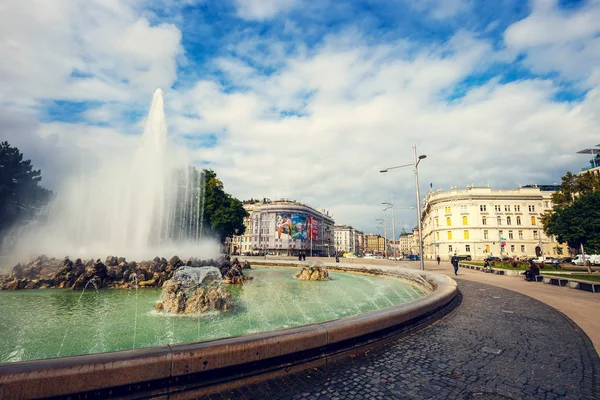 Viyana, Avusturya, 13 Ekim 2016: Dünya Savaşı çeşme Schwarzenbergplatz Viyana'da üzerinde. Avusturya