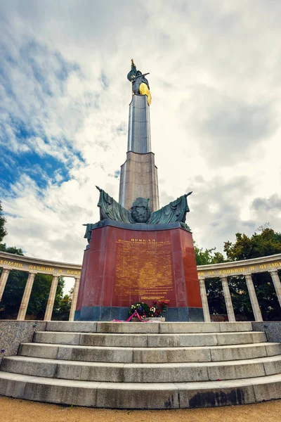 Wenen, Oostenrijk, 13 oktober 2016: Oorlogsmonument - helden Monument van rode leger op Schwarzenbergplatz in Wenen, Oostenrijk. Gedenkteken met Red Army Soldier werd onthuld in 1945 — Stockfoto