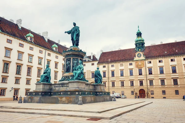 Vídeň, Rakousko, Říjen 13, 2016: Pomník císaře Františka i. v Innerer Burghof v imperiálním paláci Hofburg ve Vídni — Stock fotografie