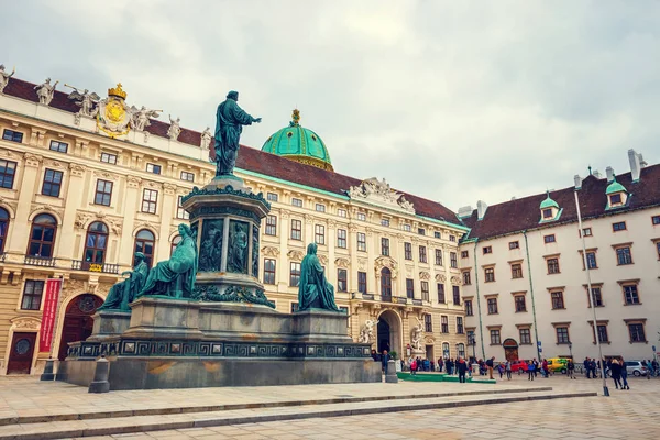 Viyana, Avusturya, 13 Ekim 2016: Anıt İmparator Franz için ben Innerer Burghof Viyana, Avusturya Hofburg İmparatorluk Sarayı'nda Avusturya — Stok fotoğraf