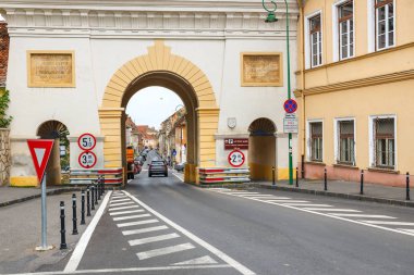 Brasov, Romanya - 15 Temmuz 2014: Brasov, Transilvanya, Romanya'nın ana turistik şehir ünlü kapısı.
