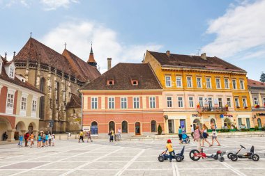 Brasov, Romanya - 15 Temmuz 2014: Brasov ortaçağ şehir ana kare, Transilvanya, Romanya'nın ana turistik şehir.