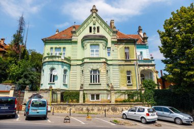 Brasov, Romanya - 15 Temmuz 2014: Brasov ortaçağ şehir ana kare, Transilvanya, Romanya'nın ana turistik şehir.