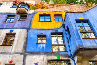 Vienna, Avusturya - 14 Ekim 2016: Huntdertwarsser cephe Viyana evde. Hundertwasser Evi Viyana'nın en çok ziyaret edilen binalardan biridir ve Avusturya'nın kültürel mirasın bir parçası haline gelmiştir