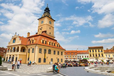 Brasov, Romanya - 15 Temmuz 2014: Brasov ortaçağ şehir ana kare, Transilvanya, Romanya'nın ana turistik şehir.
