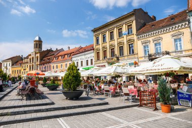 Brasov, Romanya - 15 Temmuz 2014: Brasov ortaçağ şehir ana kare, Transilvanya, Romanya'nın ana turistik şehir.