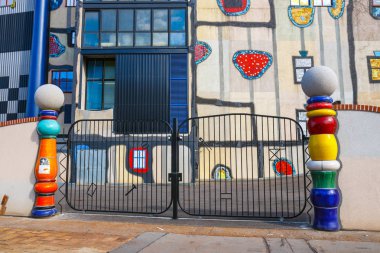 Vienna, Avusturya - 15 Ekim 2016: Ayrıntı cephe Spittelau atık yakma Viyana'da ünlü Avusturyalı mimar Friedensreich Hundertwasser tarafından inşa