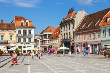 Brasov, Romanya - 15 Temmuz 2014: Brasov ortaçağ şehir ana kare, Transilvanya, Romanya'nın ana turistik şehir.