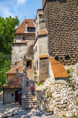 Romanya, kepek 16 Temmuz 2014: turistler hayran Bran Şatosu da Drakula Şatosu Brasov, Romanya yakınındaki olarak biliyorum. 