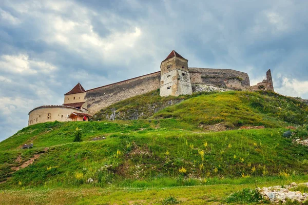 Medeltida slott i Rasnov, Rumänien. Fästningen byggdes mellan 1211 och 1225 — Stockfoto