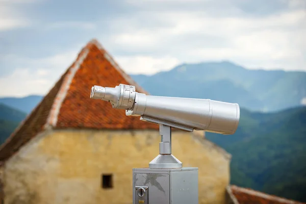 Grand télescope à pièces utilisé pour observer les montagnes — Photo