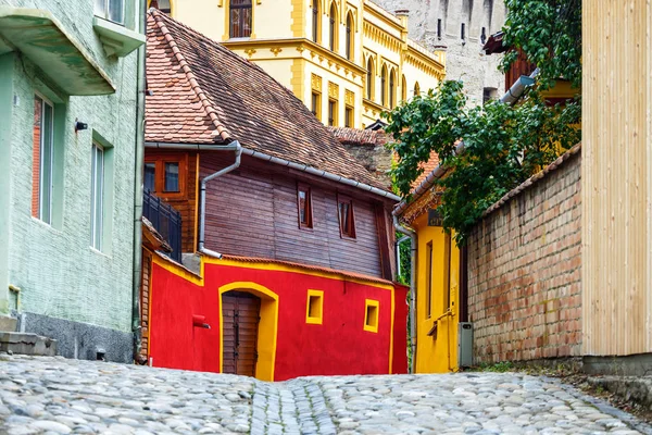 Ortaçağ sokak görünümü Sighisoara, Romanya — Stok fotoğraf