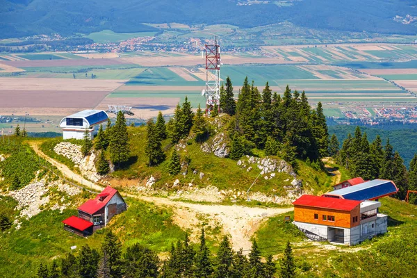 Comprensorio sciistico di montagna nel Massiccio di Postavarul, Poiana Brasov, Romania — Foto Stock