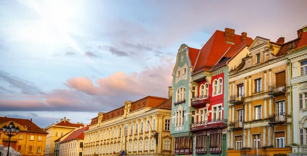 Kleurrijke huizen in Timisoara bij zonsondergang, Roemenië — Stockfoto