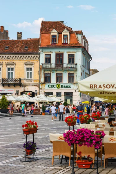 Brasov, Romanya - 15 Temmuz 2014: Brasov ortaçağ şehir ana kare, Transilvanya, Romanya'nın ana turistik şehir. — Stok fotoğraf